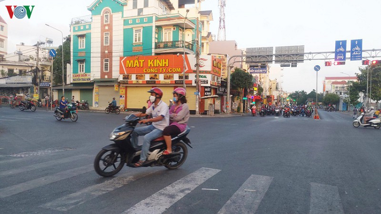 Một đoạn giao nhau giữa Phạm Văn Đồng-Phan Văn Trị từng là "điểm đen" về kẹt xe mỗi giờ cao điểm, nhưng nay lại rất ít phương tiện lưu thông    Theo nhiều người dân thì nguyên nhân do các trường đại học, cao đẳng, các trường cấp cơ sở, tiểu học trên địa bàn thành phố lùi thời gian học; nhiều người cũng không muốn ra đường vì lo ngại dịch bệnh Covid-19.