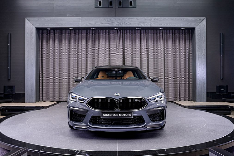 Xuất hiện trong lớp áo Xám Brands Hatch không mấy nổi bật tuy nhiên, chiếc  BMW M8 Gran Coupe Competion mới này lại bộc lộ sự quyến rũ đến từ vẻ đẹp hung dữ và sang trọng, hơn hẳn thế hệ đàn em M5. Như đã đề cập, tuy không hào nhoáng như Xanh Marina Metallic, Đỏ Aventurin Metallickim hay bất kỳ tùy chọn màu Individual nào khác, biến thể này như được tạo ra cho những ai theo đuổi trường phái của sự lầm lì.