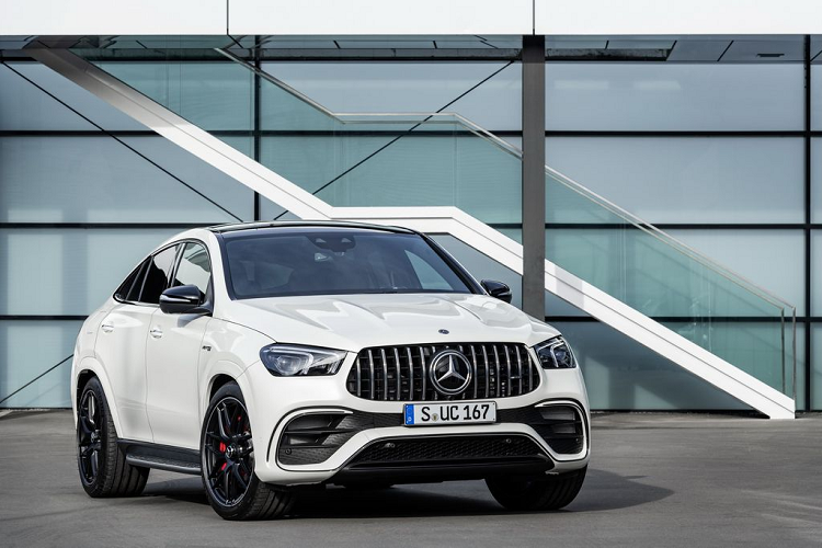 Tương tự như phần còn lại của gia đình  Mercedes-AMG GLE Coupe 2021 mới được công bố hồi năm ngoái, các mẫu GLE 63 và GLE 63 S mới xuất hiện với mặt trước và sau được tái thiết kế, tạo sự khách biệt rõ ràng so với model hiện hành. Phiên bản tiêu chuẩn sẽ đi kèm với bộ mâm hợp kim siêu nhẹ 21-inch với logo AMG trong khi biến thể S được trang bị bộ bánh 22 inch. Ngoài ra, Mercedes-AMG cũng cung cấp thêm tùy chọn vành 21 hoặc 22-inch này.