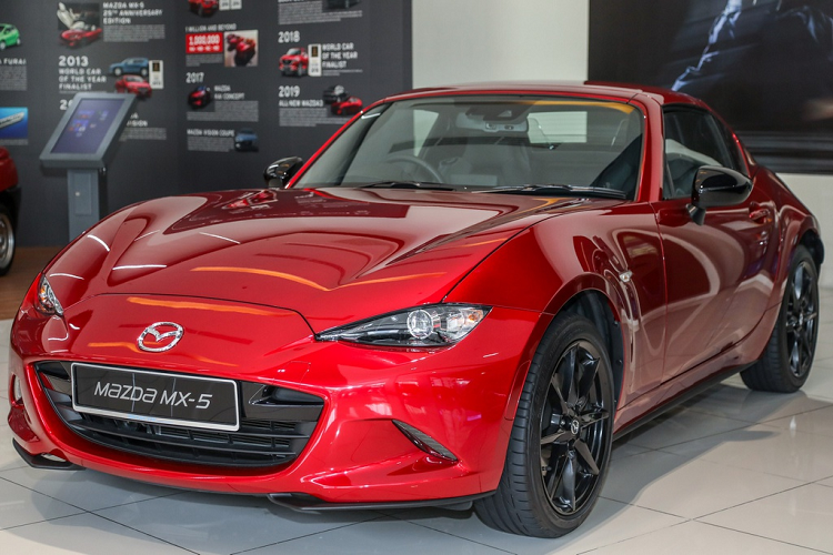 Mazda Malaysia vừa giới thiệu phiên bản mới nhất của dòng xe thể thao MX-5 RF với khách hàng.  Giá xe Mazda MX-5 cho phiên bản số sàn và số tự động lần lượt là 61.650 USD (khoảng 1,42 tỷ đồng) và 61.935 USD (khỏng 1,45 tỷ đồng). Mức giá này cao hơn phiên bản tiêu chuẩn khoảng 8.800 USD.