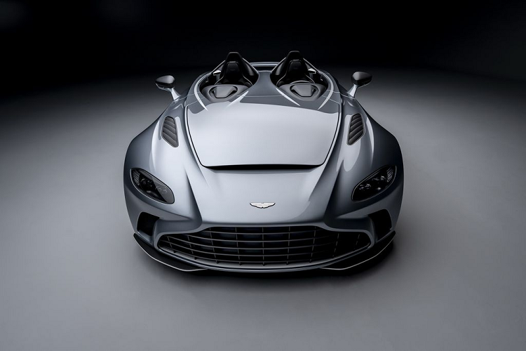 Chiếc  Aston Martin V12 Speedster mới này được lấy cảm hứng từ lịch sử lâu đời của hãng xe Anh Quốc trên đường đua và sẽ được sản xuất bởi bộ phận Q với số lượng giới hạn chỉ 88 chiếc, với mức giá khởi điểm từ 1 triệu USD (23,2 tỷ đồng).