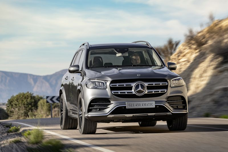  Mercedes-Benz GLS 450 4MATIC mới rộng hơn, thể thao hơn với gói AMG line: So với thế hệ tiền nhiệm, GLS mới dài hơn 77 mm và rộng hơn 22 mm. Chiều dài cơ sở được kéo dài thêm 60 mm, mang đến sự rộng rãi cho khoang nội thất, nhất là ở hàng ghế thứ hai. Khoang hành lý có thể đạt đến thể tích 2.400 lít nếu gập phẳng 2 hàng ghế sau.