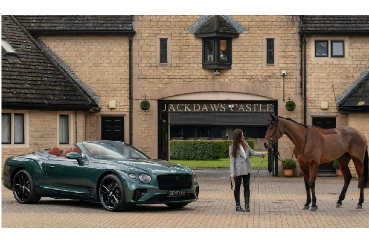 Phiên bản  Bentley Continental GT Convertible Equestrian sở hữu màu ngoại thất độc đáo được Bentley đặt tên là “Spruce”. Màu sắc này có nét giống với màu xanh British Racing Green thường thấy trên những mẫu xe đua mang tính biểu tượng của Anh Quốc trong nhiều năm về trước.