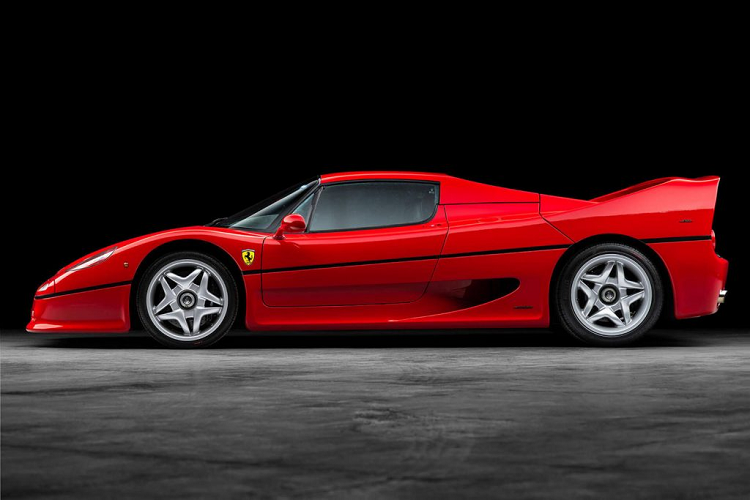 Chính vì thế mà phần nào, người kế nhiệm Ferrari F40, F50 lại có phần ít nổi bật hơn so với người đàn anh của mình. Tuy nhiên, khi được ngắm nhìn mẫu xe với số lượng giới hạn này, có lẽ những người mê xe vẫn phần nào phải trầm trồ trước vẻ đẹp tuyệt vời của chiếc  siêu xe cổ Ferrari F50.