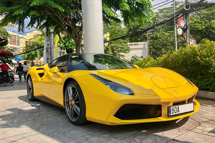 Cho đến nay, mẫu xe “đàn em” của chiếc Ferrari 458 Italia lừng lẫy một thời đang nắm vị trí dẫn đầu ở phân khúc siêu xe tại Việt Nam với không dưới 20 chiếc được đưa về, trong đó có 3 chiếc  Ferrari 488 GTB mới thuộc phiên bản mui trần Spider.