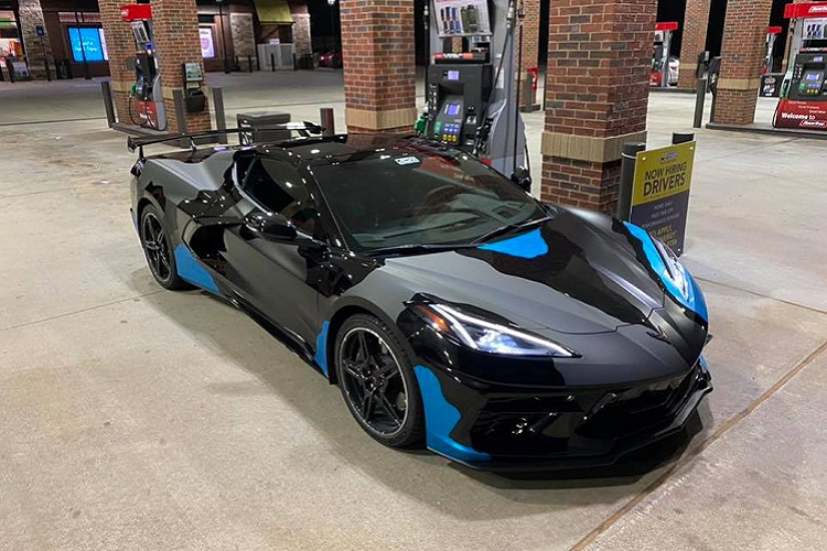 Cụ thể, chiếc  Chevrolet Corvette C8 mới này, sau khi ra về từ xưởng độ Atlanta Custom Wraps, đã mang theo mình lớp áo kết hợp của các màu đen bóng, đen nhám, xám mờ, tô điểm cùng các mảng màu xanh dương nổi bật. Rõ ràng, phiên bản này bỗng chốc trở nên nổi bật hơn hẳn khi đặt cạnh những tùy chọn màu nguyên bản từ phía Chevrolet.