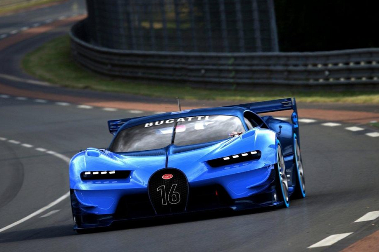  1. Bugatti Vision Gran Turismo   Bugatti Vision Gran Turismo là mẫu xe concept một chỗ ngồi được phát triển bởi Bugatti và được sản xuất tại Molsheim, Alsace, Pháp. Chiếc xe đã được ra mắt tại Triển lãm ôtô Frankfurt 2015. Chiếc xe được xây dựng dựa trên khung gầm của  siêu xe Bugatti Chiron prototype số #6.