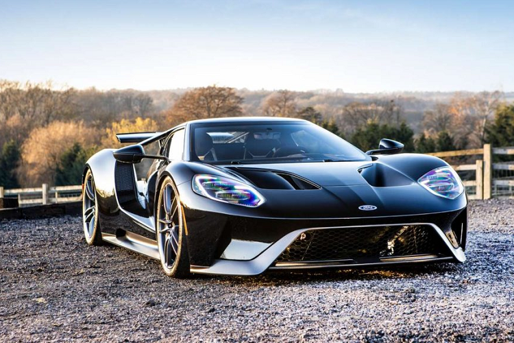 Với  giá xe Ford GT mới xuất xưởng chỉ 450,000 Đô với số lượng cực giới hạn, những chiếc Ford GT trở thành một món hàng khó mua, khó sở hữu đối với những người chơi xe.