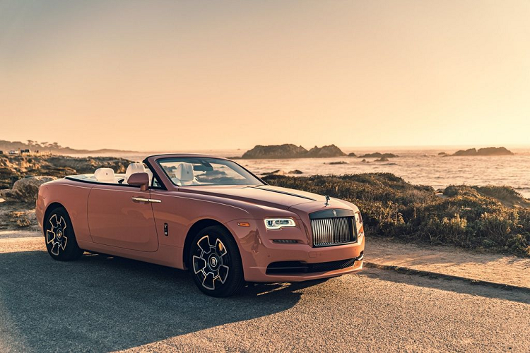 Cụ thể hơn, chiếc  xe siêu sang Rolls-Royce Dawn này sở hữu màu sơn ngoại thất có tên gọi ‘Coral Solid’, cũng như xuất hiện với gói trang bị Bespoke Aero Cowling, tạo nên một tổng thể trẻ trung cho mẫu sedan đến từ nước Anh.