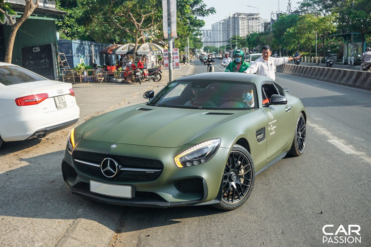 Chiếc  xe Mercedes-AMG GT S Edition 1 xuất hiện trong bài viết này thuộc sở hữu của doanh nhân Đặng Lê Nguyên Vũ, người đồng thời sở hữu rất nhiều mẫu xe hàng hiếm của Mercedes-Benz tại Việt Nam.