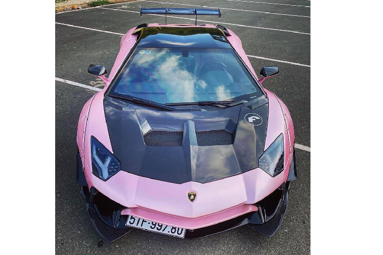 Sau gần 2 ngày được những người thợ thi công bộ áo mới bằng đề-can, chiếc  siêu xe Lamborghini Aventador LP700-4 độ phiên bản giới hạn Liberty Walk độc nhất vô nhị tại Việt Nam đã có mặt tại Đà Lạt, tỉnh Lâm Đồng với diện mạo mới xinh đẹp trong màu hồng nữ tính.