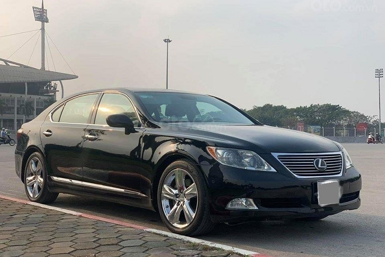 Chiếc  xe sang Lexus LS 460L được rao bán thuộc chủ sở hữu cá nhân tại Hà Nội, thuộc đời 2009 và có ngoại thất màu đen. Mặc dù qua 11 năm sử dụng nhưng chiếc sedan hạng sang cao cấp này vẫn được rao bán với giá 1,15 tỷ đồng, tương đương một chiếc Toyota Camry mới. Như vậy, theo tính toán, cho với thời điểm hiện tại, mẫu xe này chỉ giữ được khoảng 20% giá trị.