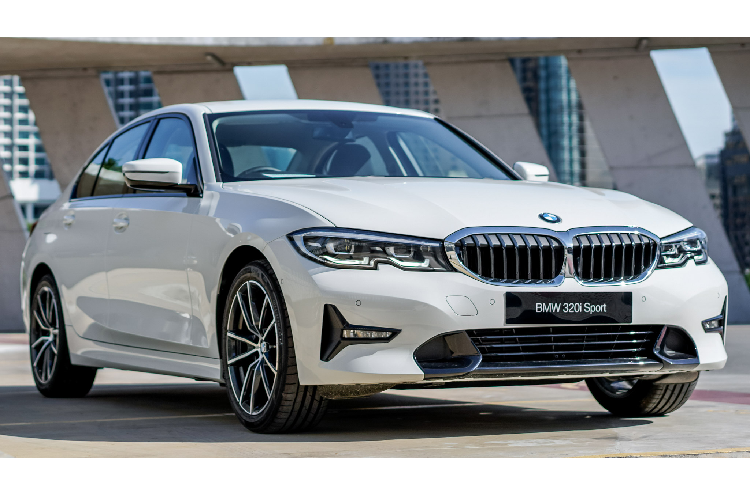 Cụ thể, cả hai phiên bản  BMW 320i Sport Line mới và Sport Line Plus đều dùng chung động cơ 4cyl 2.0L tăng áp công nghệ TwinPower Turbo (mã B48) tương tự như phiên bản 330i, tuy nhiên công suất được điều chỉnh thấp hơn, sản sinh công suất tối đa 184 mã lực tại 5.000 – 6.500 vòng/phút và mô-men xoắn cực đại 300Nm có được tại dải vòng tua từ 1.350 – 4.000 vòng/phút.