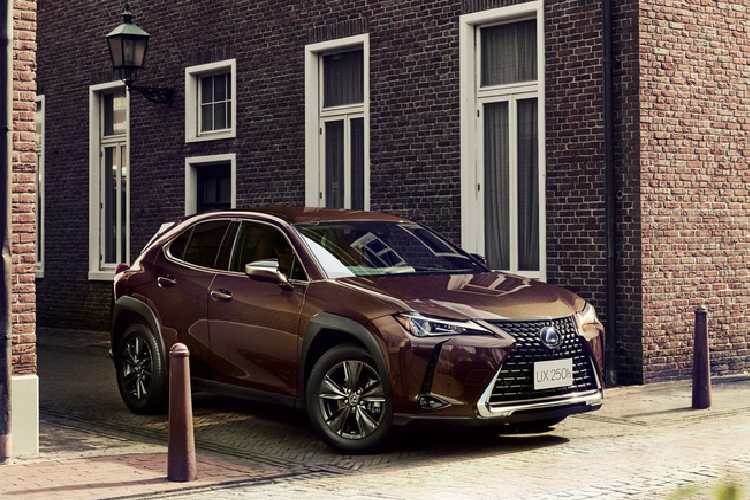 Mẫu xe sang  Lexus UX250h màu độc đầu tiên là biến thể sử dụng chất liệu da Noble Brown cho bảng táp-lô, ghế và ốp cửa bọc da đen.