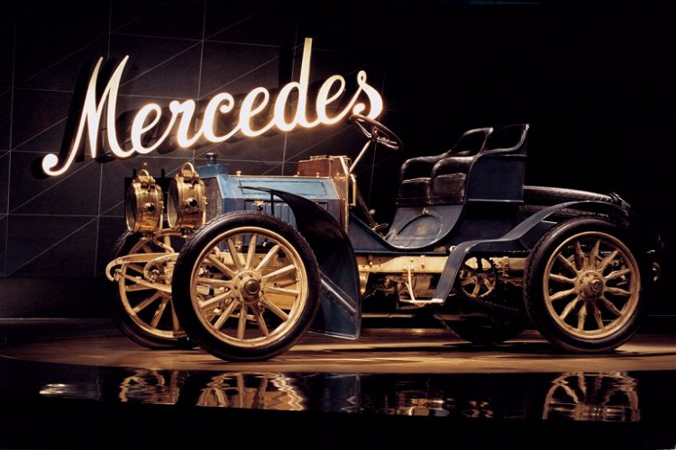 Vào ngày 2/4/1900,  Daimler-Motoren-Gesellschaft đã quyết định gọi những chiếc ôtô của mình là Mercédès, theo tên con gái của doanh nhân người Áo Emil Jellinek.