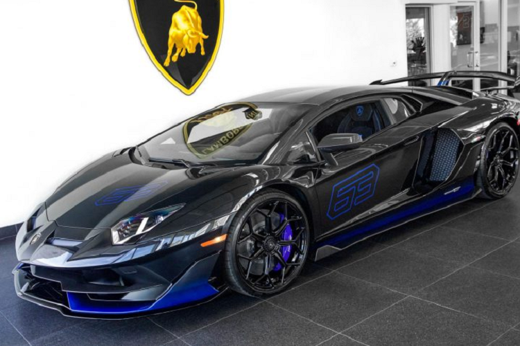 Trên  Lamborghini Aventador SVJ 63, chiếc xe sở hữu một số chi tiết được làm bằng carbon như nắp máy hay logo 63 ở cửa và nắp capo xe. Con số 63 là con số đặc biệt đối với Lamborghini khi đây là năm mà thương hiệu siêu xe Ý được khai sinh (1963).