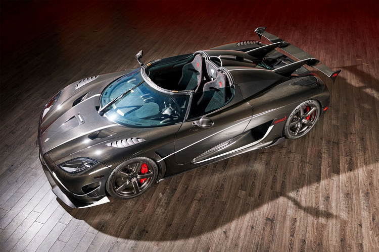 Lần đầu tiên xuất hiện tại triển lãm Geneva Motor Show 2015, Agera RS là phiên bản hiệu suất cao của dòng  siêu xe Koenigsegg Agera R. Chiếc xe chia sẻ nhiều công nghệ chung với các siêu phẩm One:1, Agera R và Agera S. Koenigsegg chấm dứt dây chuyền sản xuất Agera RS vào ngày 4/4/2018.