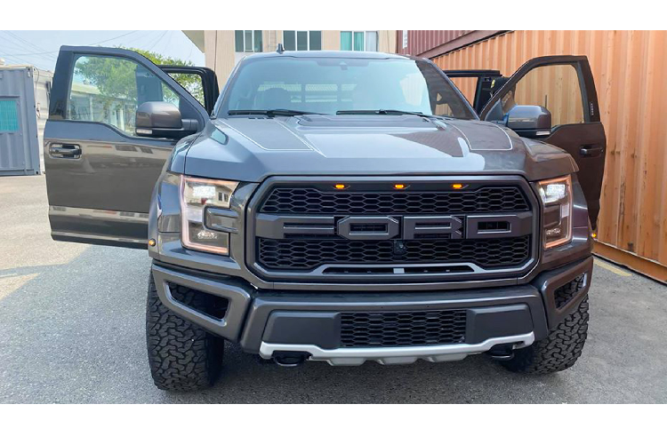 Hiện tại ở Việt Nam,  siêu bán tải Ford F-150 Raptor được đưa về nước khá nhiều với số lượng gần 20 chiếc. Tuy nhiên, một người chơi xe muốn khác biệt nên đặt mua bản SuperCab từ Mỹ để đưa về nước.