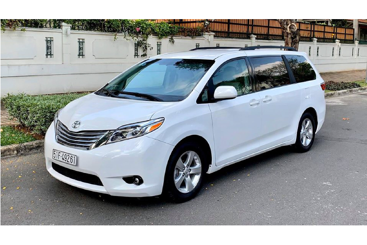 Tại Việt Nam, hiện tại một chiếc  Toyota Sienna đời mới nhập khẩu tư nhân từ thị trường Mỹ có mức giá không hề rẻ, ngót nghét hơn 4 tỷ cho một chiếc phiên bản Limited sử dụng động cơ V6 3.5L. Vì giá cao, nên dòng Sienna mới được nhập về Việt Nam khá hạn chế, khiến dòng xe này không phổ biến như trước