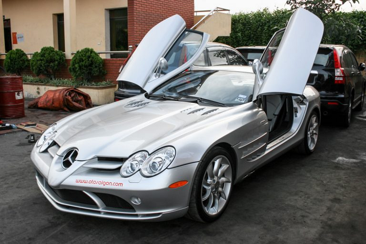 Ngày 10/7/2008,  siêu xe Mercedes-Benz SLR McLaren chính thức được khui công tại Hải Phòng, đánh dấu sự xuất hiện của một “tượng đài” trong làng xe Việt. Vào thời điểm 12 năm trước, những bức ảnh về mẫu xe với chiếc cửa cánh bướm đã tạo nên một cơn sốt thực sự, góp phần hình thành nên phong trào chơi siêu xe và xe siêu sang tại nước ta.