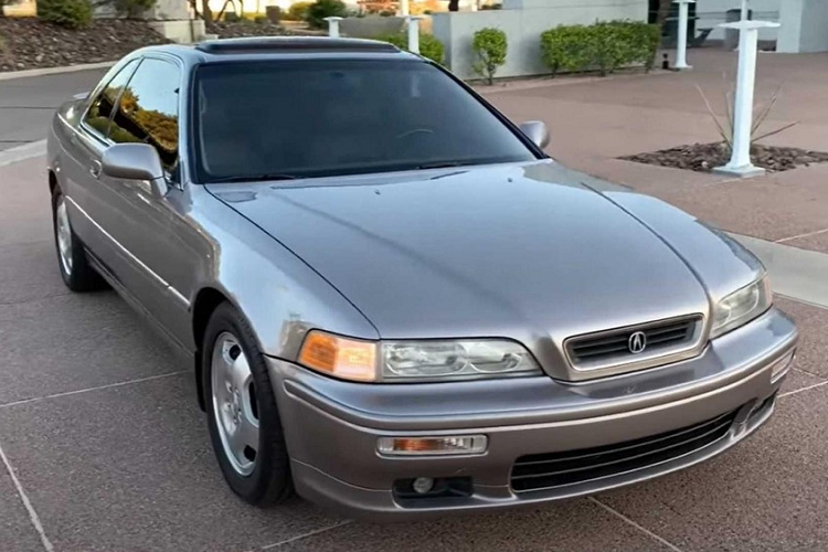 Đây không phải là lần đầu tiên chúng ta đến với một câu chuyện về một chiếc xe  Acura Legend LS đời 1994 có tuổi thọ bền vững, chạy hàng mấy trăm nghìn thậm chí cả triệu km mà vẫn sống, tuy nhiên mỗi câu chuyện luôn mang tới những điều lý thú khác biệt.