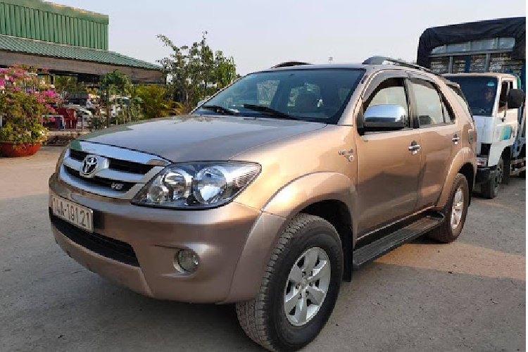 Trước khi mẫu  xe SUV Toyota Fortuner lắp ráp tại Việt Nam từ năm 2009, mẫu SUV này từng bán ra thị trường Việt Nam trong những năm 2007 – 2008 với hình thức xe nhập khẩu không chính hãng.