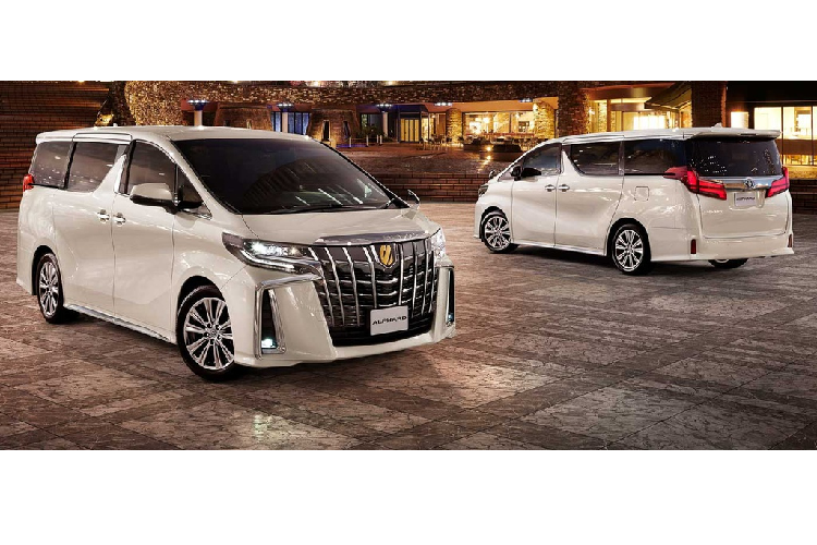 Hãng xe Nhật Bản vừa giới thiệu các phiên bản đặc biệt của 2 mẫu MPV cao cấp là  Toyota Alphard và Vellfire tại thị trường nội điạ - Alphard Type Gold và Vellfire Golden Eyes. Phiên bản Type Gold phát triển dựa trên phiên bản S trong khi Vellfire Golden Eyes dựa trên bản Z.