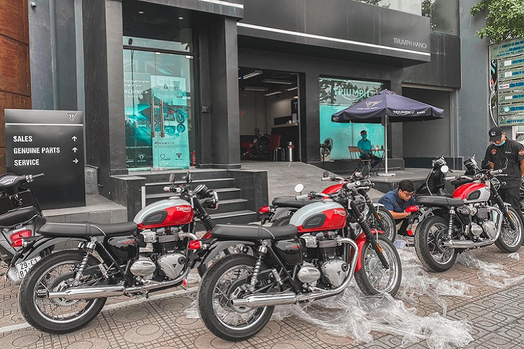 Mới đây, Triumph Việt Nam vừa đón nhận thành viên mới nhất trong gia đình  xế cổ Triumph Bonneville với tên gọi Bud Eskins. Theo đó, bộ màu Bud Eskin được đưa về Việt Nam sẽ có 2 phiên bản trên Triumph T100 và Triumph T120 có mức giá bán lần lượt là 419 và 589 triệu đồng.