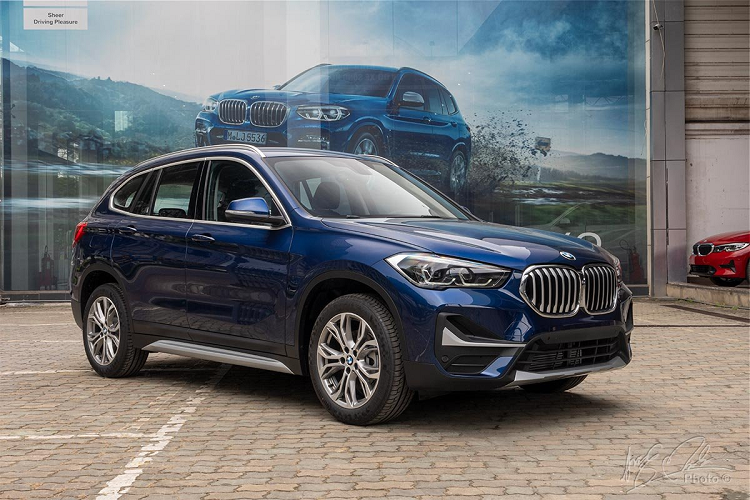 Như vậy sau gần 1 năm được giới thiệu ra thị trường toàn cầu vào tháng 5/2019,  BMW X1 2020 mới cuối cùng cũng đã chính thức cập bến thị trường Việt Nam. Mẫu xe X1 2020 được Thaco giới thiệu lần này là phiên bản nâng cấp giữa chu kỳ thế hệ thứ 2 của dòng xe đa dụng hạng sang cỡ nhỏ X-Series mà BMW từng phát triển. Tại Việt Nam, mẫu xe mới BMW X1 2020 vẫn sẽ chỉ có duy nhất một phiên bản sDrive18i xLine.