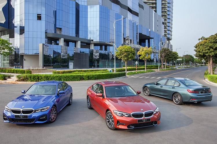 Tại buổi lễ ra mắt trực tuyến 10 dòng xe mới của BMW tại Việt Nam, Thaco đã giới thiệu bộ ba biến thể mới của dòng  BMW 3-Series 2020 mới, bao gồm 320i Sport Line; 320i Sport Line Plus và 330i M-Sport. Thực tế, hai biến thể 320i Sport Line và 320i Sport Line Plus là những biến thể mới được bán ra tại thị trường trong nước. Riêng 330i M-Sport vẫn giữ nguyên từ thế hệ trước nhưng được nâng cấp thêm về trang bị.