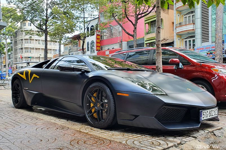  Siêu xe Lamborghini Murcielago SV trong bài viết được đưa về Việt Nam cách đây khoảng hơn 10 năm. Ban đầu, xe thuộc sở hữu của đại gia Minh "nhựa", một tay chơi xe khét tiếng cả nước. Sau đó, xe lại về tay ông chủ tập đoàn cà phê Trung Nguyên. Gắn bó với gia đình cà phê một thời gian, Murcielago SV tiếp tục được bán cho một vài chủ nhân khác ở cả Hà Nội và TP HCM với không dưới 2 lần đổi biển số.