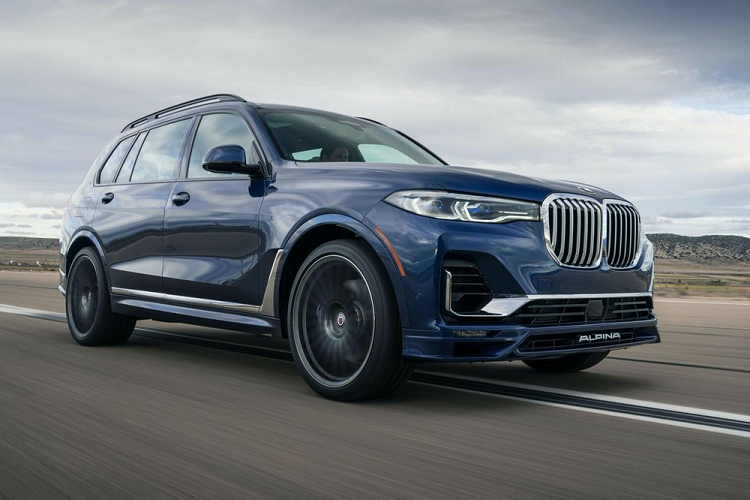 Mẫu SUV hạng sang cỡ lớn BMW X7 đã lần đầu tiên trình làng vào hồi tháng 10/2018. Sau khi mẫu SUV hạng sang này ra mắt, nhiều khách hàng đã bắt đầu mong chờ phiên bản hiệu suất cao M của BMW X7. Mãi cho đến nay, BMW X7 M vẫn chưa được tung ra. Tuy nhiên, những người yêu thích phiên bản hiệu suất cao của X7 có thể tìm đến  BMW Alpina XB7 2021 mới từ hãng độ Alpina.