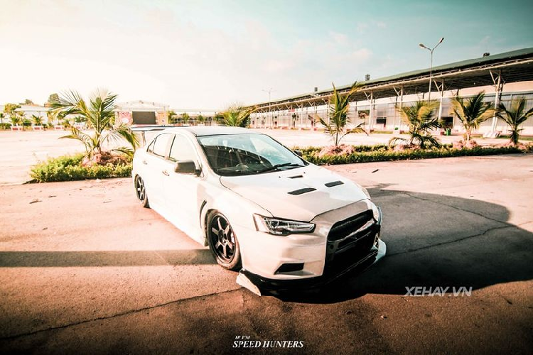 Chiếc  xe Mitsubishi Lancer Evolution X trong bài viết được một garage chuyên độ các dòng xe đường phố có tiếng tại Bình Dương nâng cấp cách đây một thời gian. So với nguyên bản, xe đã được thay thế khá nhiều hạng mục khác nhau như bộ body-kit khí động học mới, mâm xe và phanh đều được trang bị loại hiệu suất cao...