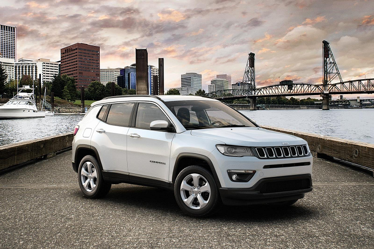  Jeep Compass 2020 mới hiện đã đến Philippines với giá 1.850.000 Php (850 triệu đồng). Mẫu crossover sở hữu hệ thống thông tin giải trí hiện đại kèm Apple CarPlay và dàn âm thanh 6 loa hi-fi. Xe cũng có một cổng USB ở phía sau và cửa sổ trời để bổ sung thêm ánh sáng vào cabin.