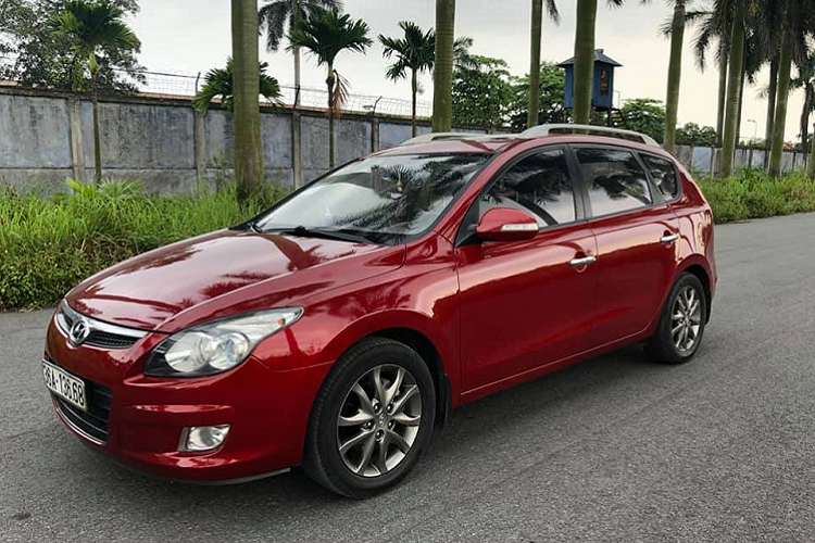  Hyundai i30 CW đời cũ là dòng xe cỡ C nhưng thiết kế theo phong cách wagon với khoang hành lý vượt trội trong phân khúc, được đưa về Việt Nam trong khoảng thời gian 10 năm trước, khi các dòng xe Hàn Quốc nhập khẩu dần phổ biến.