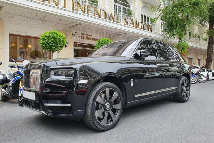 Mẫu  xe sang Rolls-Royce Cullinan được xem là mẫu SUV "Vạn người mê" không chỉ trên thế giới mà còn ở cả tại Việt Nam. Bằng chứng là cho tới thời điểm hiện tại, số lượng Cullinan lăn bánh trong nước đã đạt hơn 10 chiếc, phân bố khắp các tỉnh thành từ Bắc vào Nam.