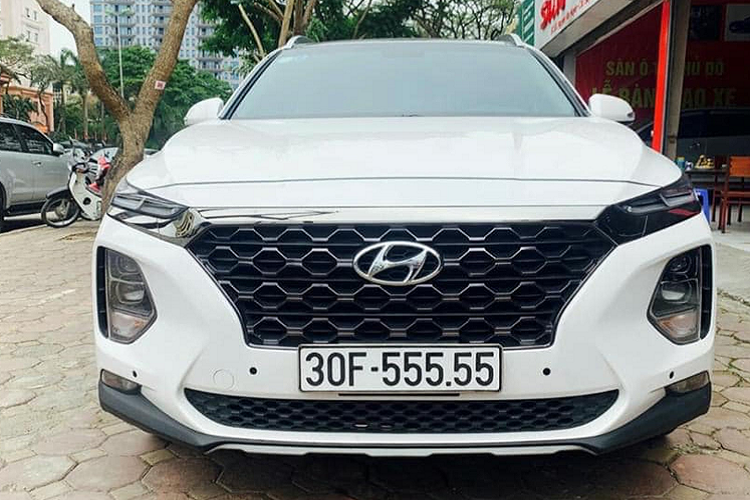 Chiếc  Hyundai SantaFe ngũ quý 5 được mua mới vào gần cuối tháng 1/2019, thuộc phiên bản xăng đặc biệt. Tại thời điểm mở bán, mức giá của bản xăng đặc biệt được công bố là 1,135 tỷ đồng, sau khi thanh toán các loại thuế bắt buộc, giá lăn bánh của xe rơi vào 1,4 tỷ đồng.