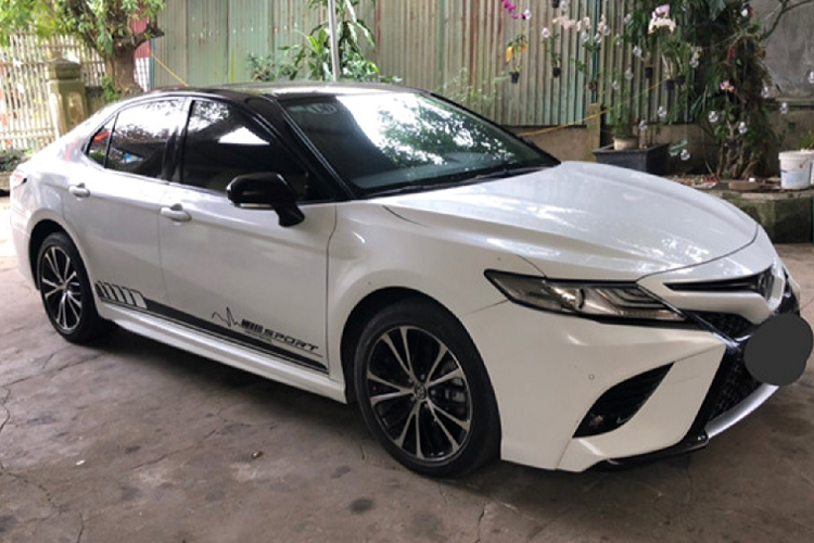  Toyota Camry thế hệ mới hiện tại đang được phân phối ở Việt Nam và Thái Lan vốn mang phong cách thiết kế trung tính, thiên hướng thể thao hơn sang trọng. Ngoại thất Camry bán ở khu vực Đông Nam Á được trang trí theo phong cách tương đồng với các phiên bản LE, XLE đang bán tại Bắc Mỹ, mà không có phiên bản mang thiết kế thiên hướng thể thao như Camry phiên bản SE/XSE hay TRD đang bán tại Bắc Mỹ.