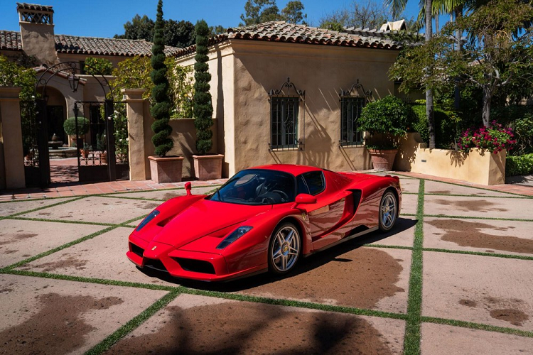 Trước khi mẫu siêu xe LaFerrari chào đời, hãng Ferrari đã có nhiều năm tháng huy hoàng với dòng xe hypercar Enzo. Trong suốt vòng đời của mình bắt đầu từ năm 2002, có tổng cộng 400 chiếc  siêu xe Ferrari Enzo ra đời và cho đến tận hôm nay, Enzo vẫn là 1 trong những chiếc siêu xe đáng thèm khát nhất trên thế giới.