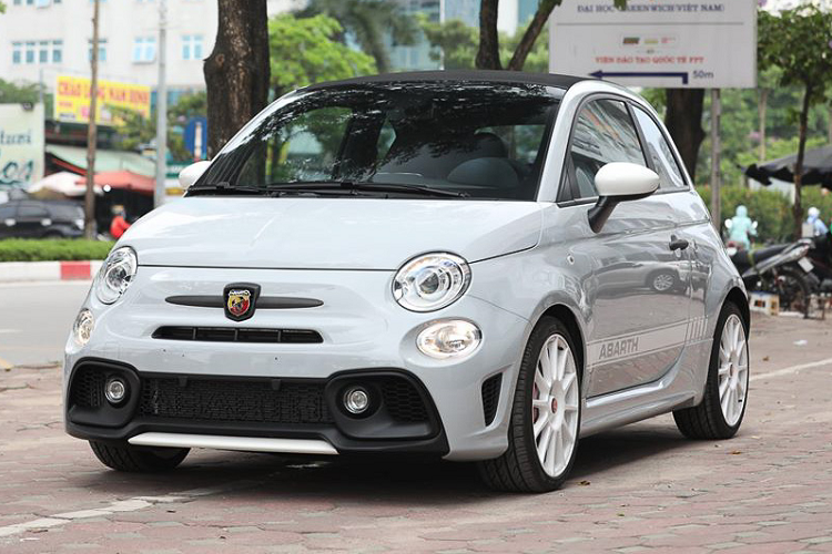  Fiat Abarth 595 Esseesse mới là phiên bản được ra đời để kỷ niệm 70 năm thành lập thương hiệu "bọ cạp" Abarth - 1 chi nhánh xe độ của dòng Fiat 500. Kể từ khi được mua lại bởi Fiat vào năm 1971, Abarth được biết tới nhiều hơn với vai trò là chi nhánh phát triển xe hiệu năng cao, tương tự AMG với Mercedes hay M của BMW.