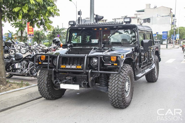 Mẫu  xe Hummer H1 Alpha này được xây dựng dựa trên dòng Humvee M998 với kiểu dáng góc cạnh, đồng thời đây cũng chính là dòng xe đầu tiên thuộc series Hummer, tạo tiền đề cho sự ra đời của những mẫu xe thế hệ sau như H2, H3. Dòng xe này được ra mắt và sản xuất trong giai đoạn từ năm 1992 đến năm 2006.