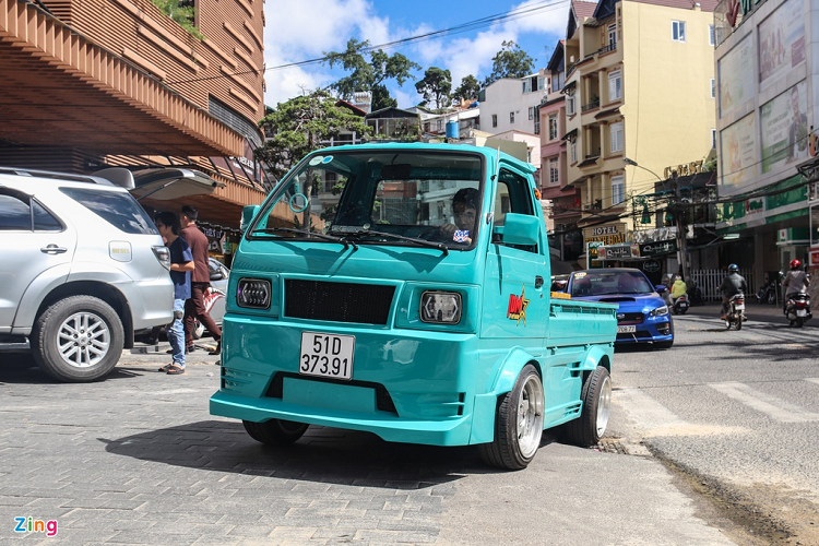 Một người chơi xe tại TP.HCM đã quyết định độ lại chiếc  xe tải nhỏ Suzuki Carry theo phong cách thân rộng. Đây là bản độ độc đáo và mới mẻ tại Việt Nam, kiểu độ này có nguồn gốc từ Nhật Bản, nổi tiếng từ lâu với tên gọi JDM Kei Truck. 