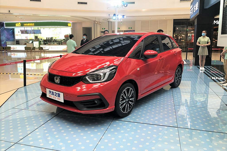  Honda Jazz 2020 mới vừa ra mắt tại Trung Quốc và cho phép khách hàng đặt mua từ tháng 7 trước khi có mặt tại đại lý vào tháng 8. Mẫu xe hạng B này được ra mắt lần đầu tiên tại Triển lãm ôtô Tokyo vào năm ngoái, nó đã được bán tại quê nhà và thị trường châu Âu trước khi cập bến thị trường đông dân nhất thế giới.