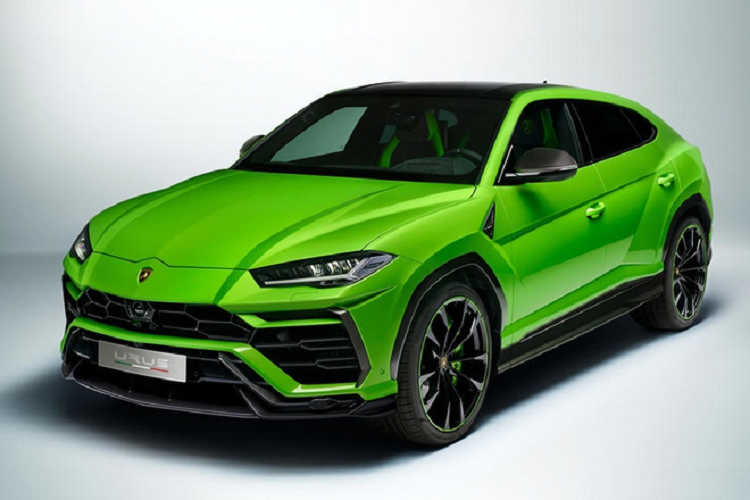 Phiên bản 2021 của dòng  siêu SUV Lamborghini Urus mới được nâng cấp về thiết kế và bổ sung màu mới. Đặc biệt, phiên bản mới “'Pearl Capsule” sơn ngoại thất bóng bẩy với mui xe, khuếch tán sau và viền cánh gió sau sơn tương phản cùng nhiều chi tiết đen bóng.