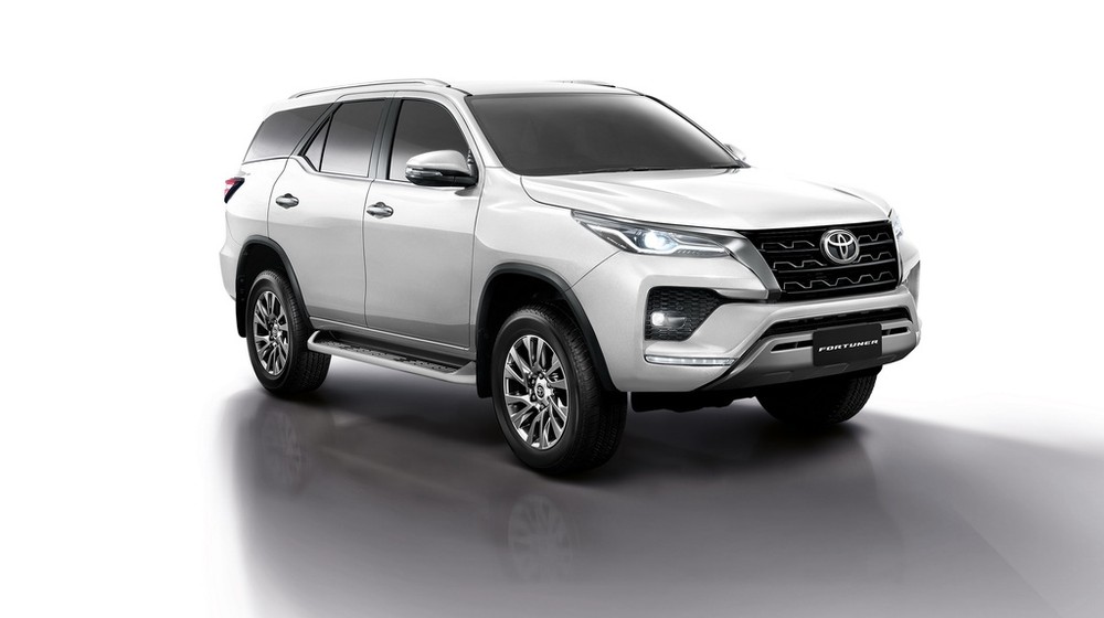 Chưa đầy nửa tháng kể từ khi ra mắt lần đầu ở Thái Lan, Toyota Fortuner 2021 mới đã trở thành chủ đề bàn tán xôn xao của giới mê xe Việt.