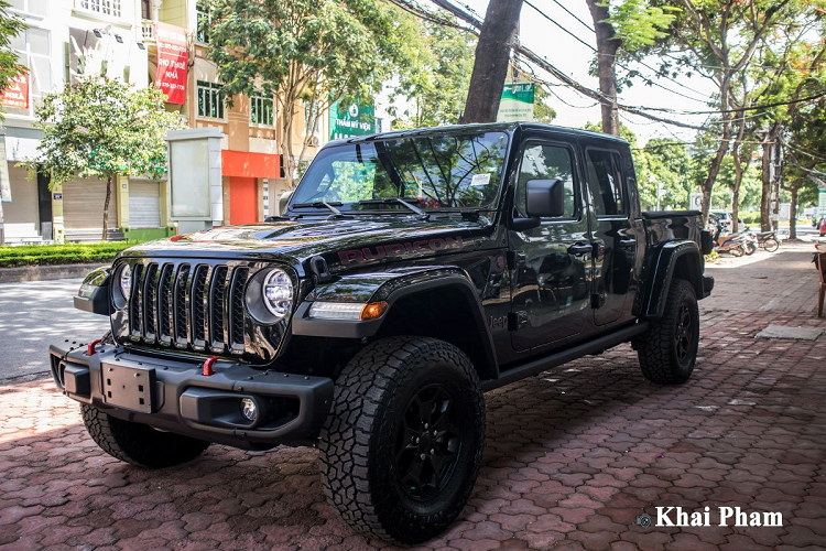  Jeep Gladiator Launch Edition 2020 là dòng bán tải cỡ trung nổi tiếng tại Mỹ, tuy nhiên xe lại không được phân phối chính hãng ở Việt Nam. Do đó, khách hàng muốn trải nghiệm dòng xe này phải tìm đến những đại lý tư nhân, đồng nghĩa với đó bạn sẽ sở hữu một trong những chiếc xe "hàng độc".