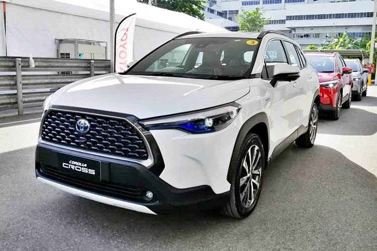  Toyota Corolla Cross 2021 mới là mẫu xe được phát triển dựa trên nền tảng của mẫu sedan hạng C Corolla Altis. Tuy nhiên, đây là một phiên bản Corolla đa dụng dành cho những khách hàng có nhu cầu di chuyển linh hoạt hơn trong đô thị. Tại Thái Lan, mẫu xe này được phân phối với 4 phiên bản gồm 1 bản máy xăng và 3 bản hybrid. Theo đó, bản Corolla Cross 1.8 Sport hứa hẹn sẽ là phiên bản được phân phối tại nước ta trong tương lai.