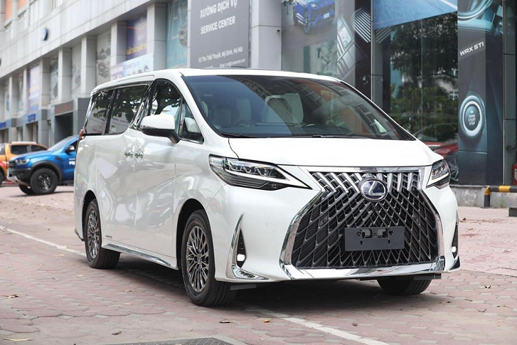  Lexus LM 2020 mới lần đầu ra mắt tại triển lãm ôtô Thượng Hải 2019 vào tháng 4 năm ngoái và nhanh chóng nhận được sự chú ý của các đại gia. Mẫu xe này được phát triển dựa trên nền tảng của Alphard thế hệ thứ ba nhưng vẫn mang đậm chất sang trọng của Lexus. Trong đó, phiên bản Lexus LM 300h 2020 mới về Việt Nam gần đây đã gây sốt giới mê xe trong nước.