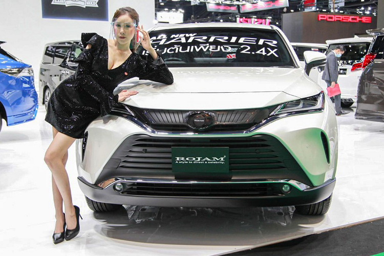 Mẫu SUV  Toyota Harrier 2021 mới vừa chính thức trình làng thị trường Thái Lan tại Triển lãm Bangkok Motor Show 2020. Đây là đối thủ cạnh tranh đáng gờm của Honda CR-V trong nhóm SUV 5+2. Mẫu xe này cập bến Thái Lan chỉ 1 tháng sau khi được giới thiệu tại quê nhà Nhật Bản.