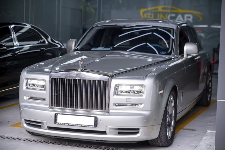 Vào khoảng cuối tháng 11/2018, chiếc xe siêu sang  Rolls-Royce Phantom Series II Hadar độc nhất thế giới được đưa về Việt Nam đã khiến giới chơi xe trong nước xôn xao. Đây là chiếc xe siêu sang thuộc bộ sưu tập Suhail được ra mắt vào năm 2015 và áp dụng cho các mẫu xe Phantom, Ghost cũng như Wraith với số lượng giới hạn.